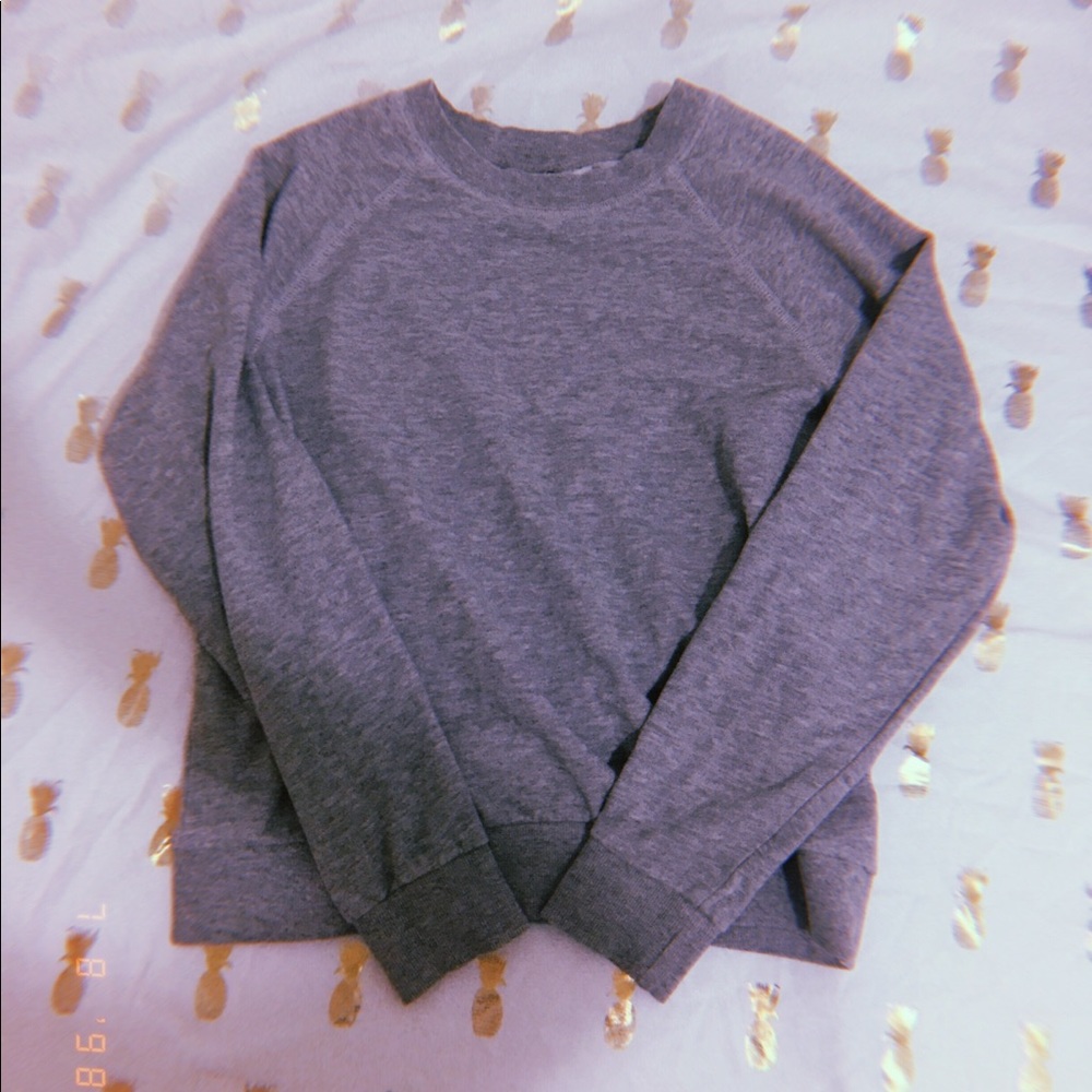 Gray crewneck sweater 🖤